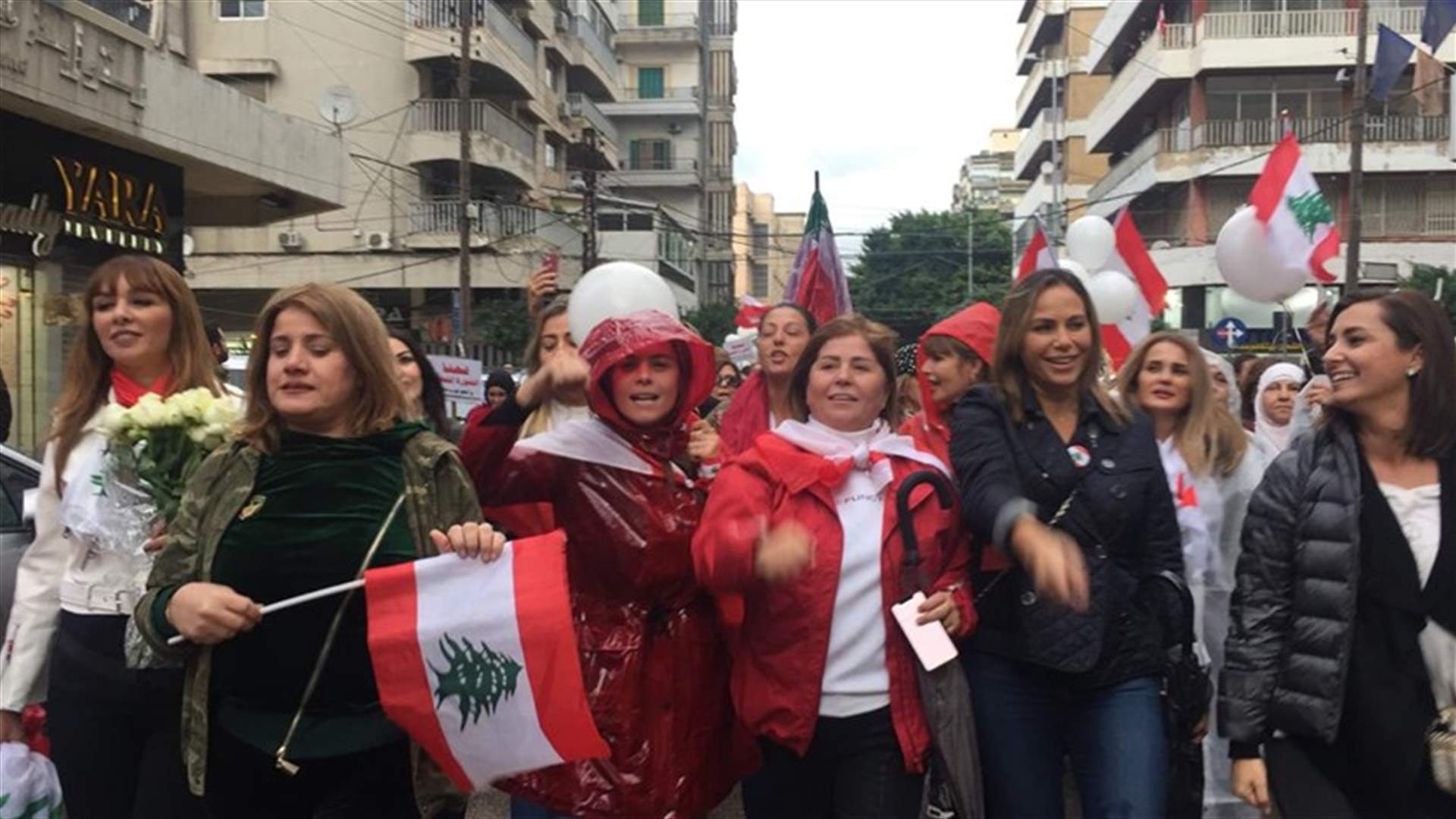 مسيرة نسائية في طرابلس... وسلسلة بشرية للعسكريين المتقاعدين