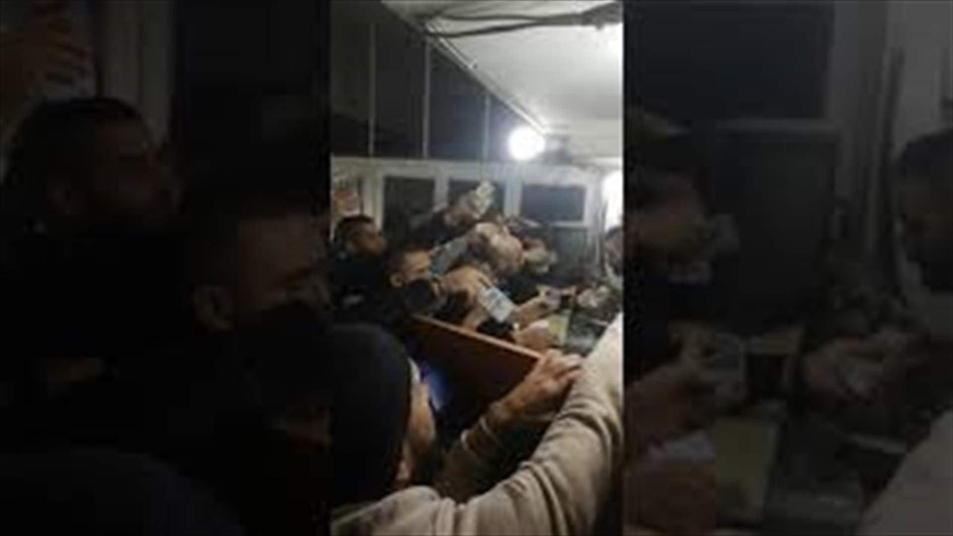 زحمة داخل محلات الصيرفة: &quot;شي بدو يشتري دولار وشي بدو يبيع&quot; (فيديو)