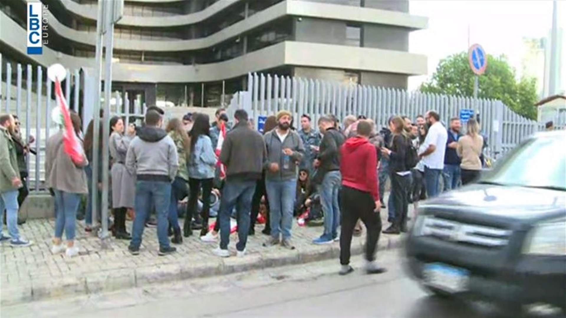 اعتصام أمام مبنى الـTVA في بيروت واقفال كل مداخله (فيديو)