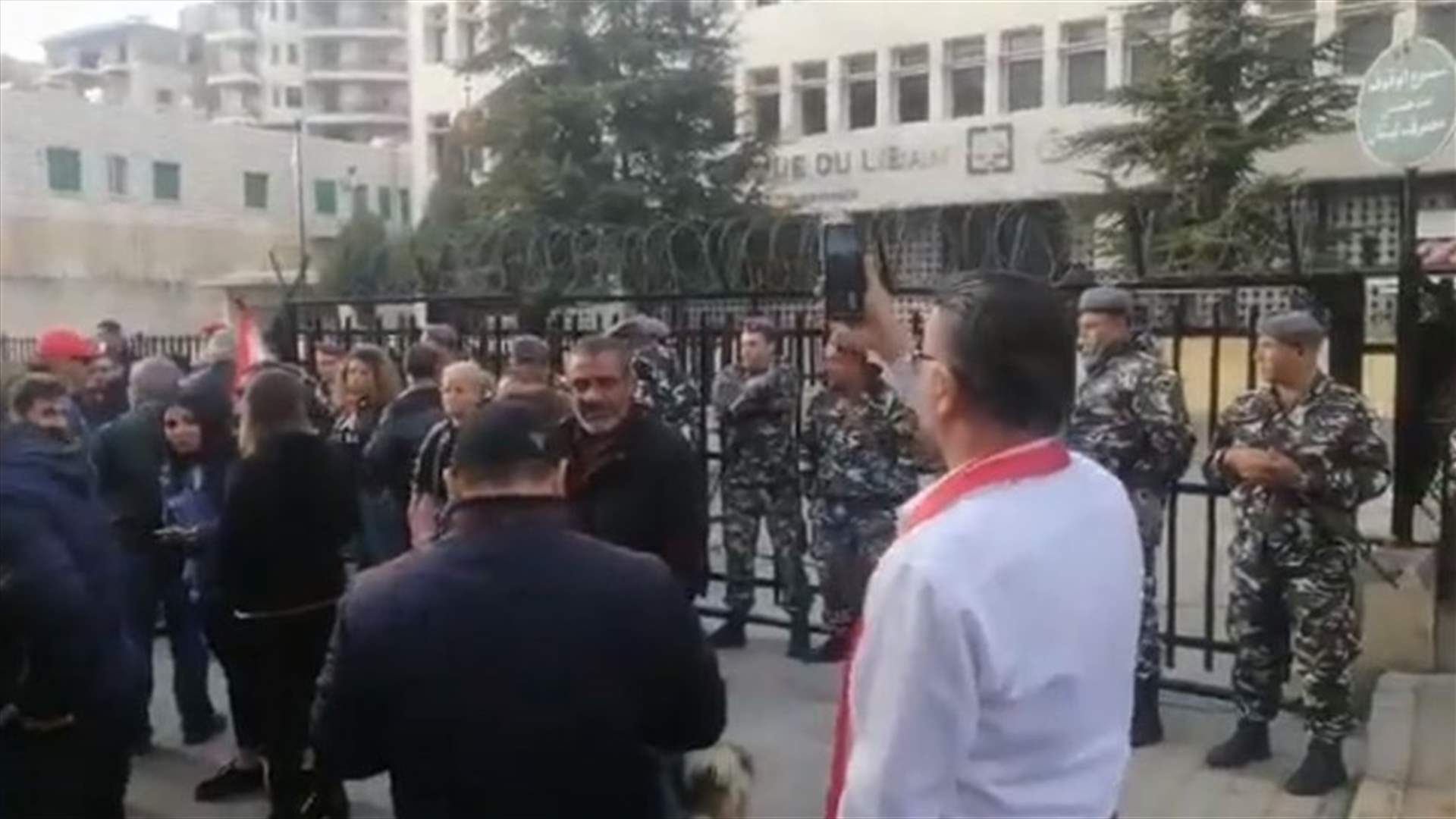 تجمع أمام مصرف لبنان في زحلة رفضًا لسياساته تجاه الصرافين (فيديو)
