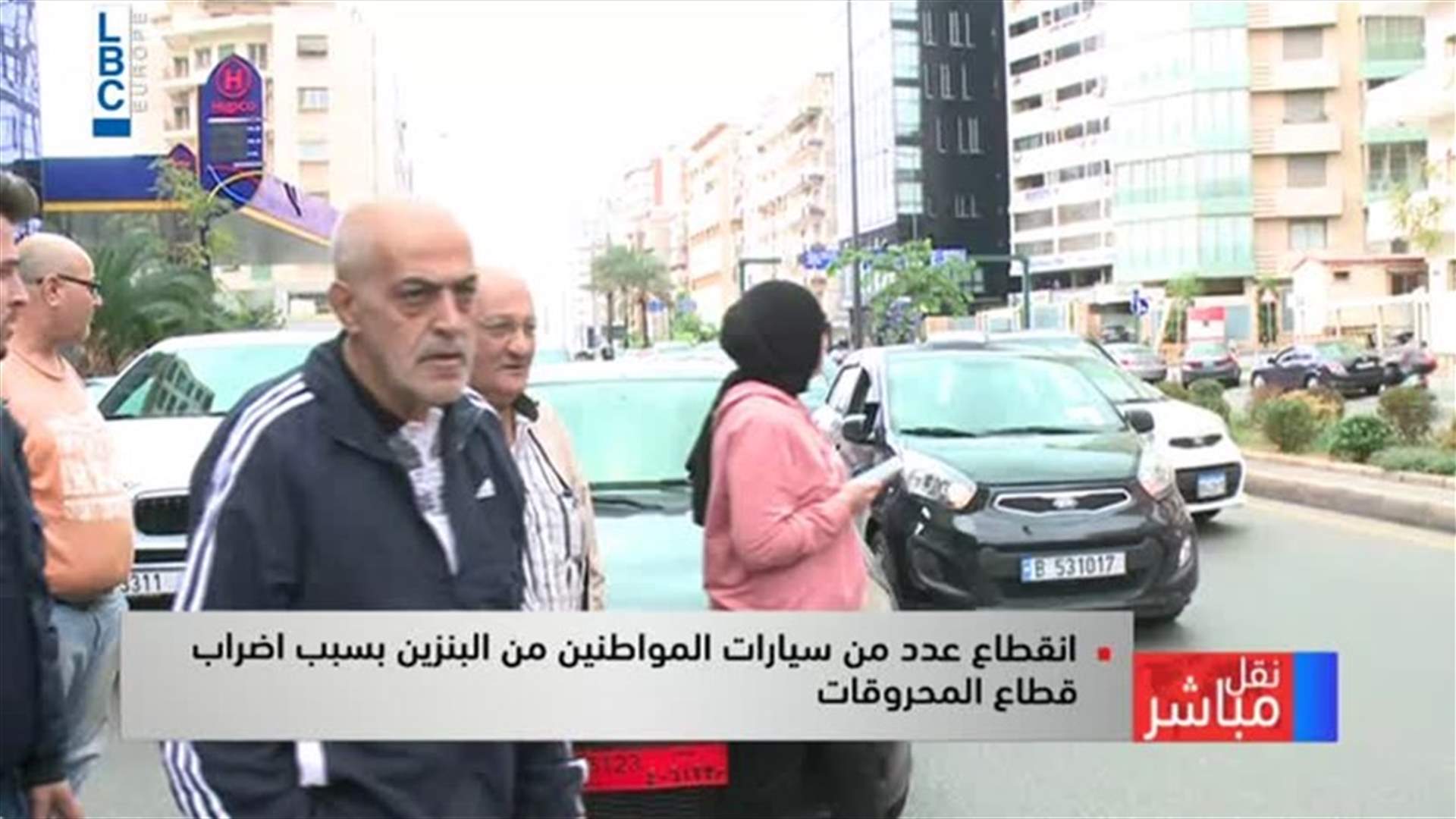 Citizens running out of fuel leave their vehicles in the middle of the road (Video)