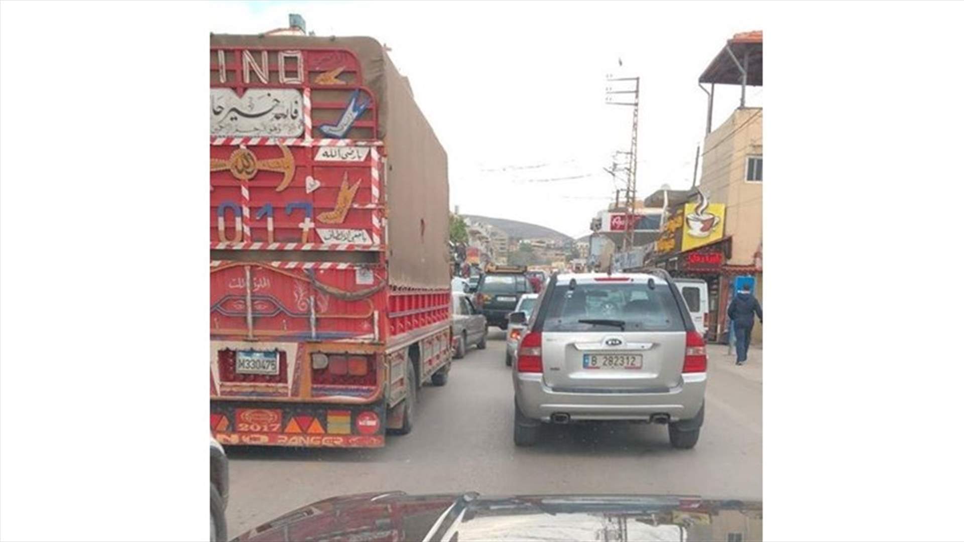 قطع طريق عام البيرة - القبيات احتجاجا على فقدان الوقود