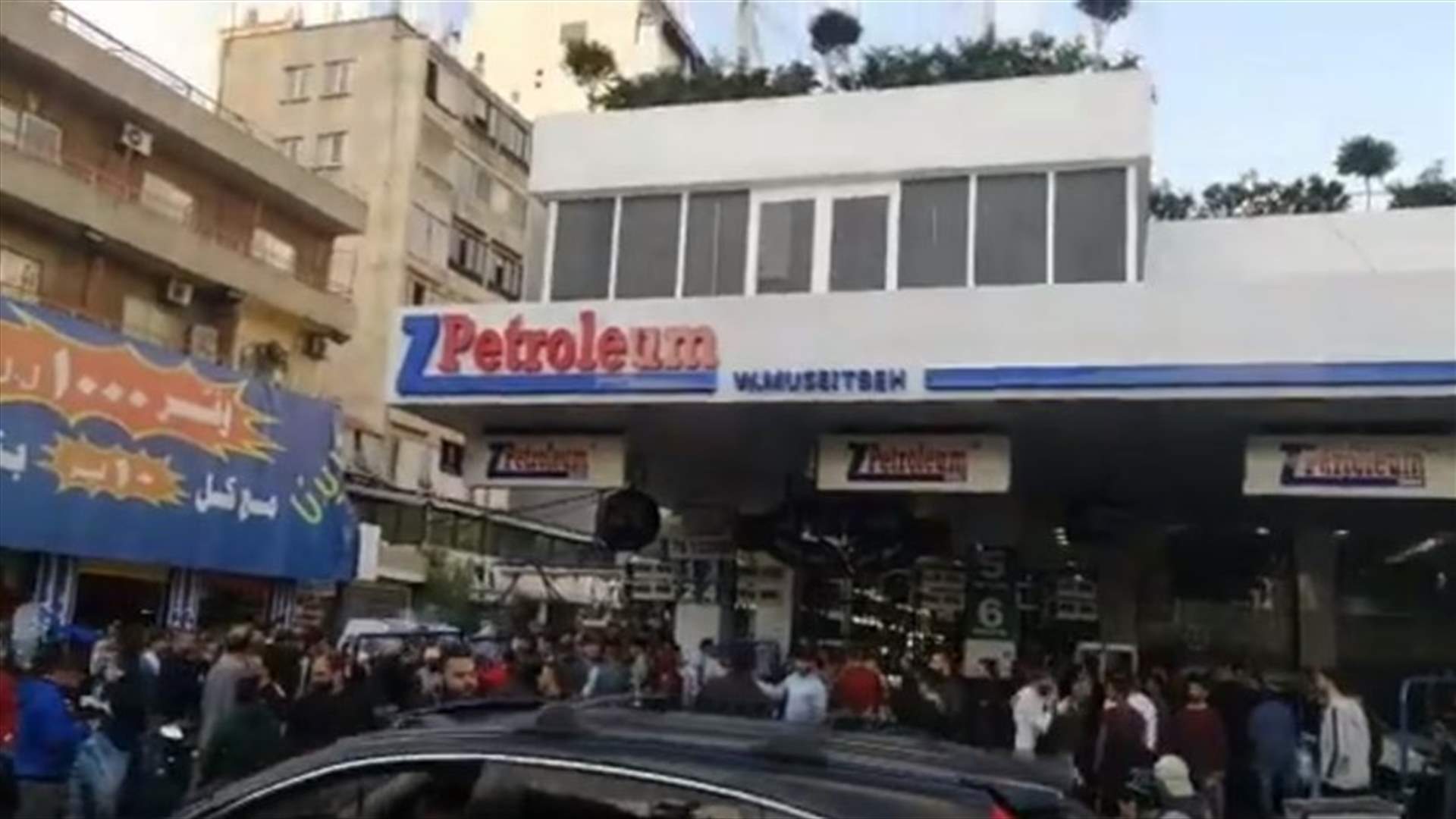طوابير وزحمة أمام إحدى محطات المحروقات في وطى المصيطبة (فيديو)