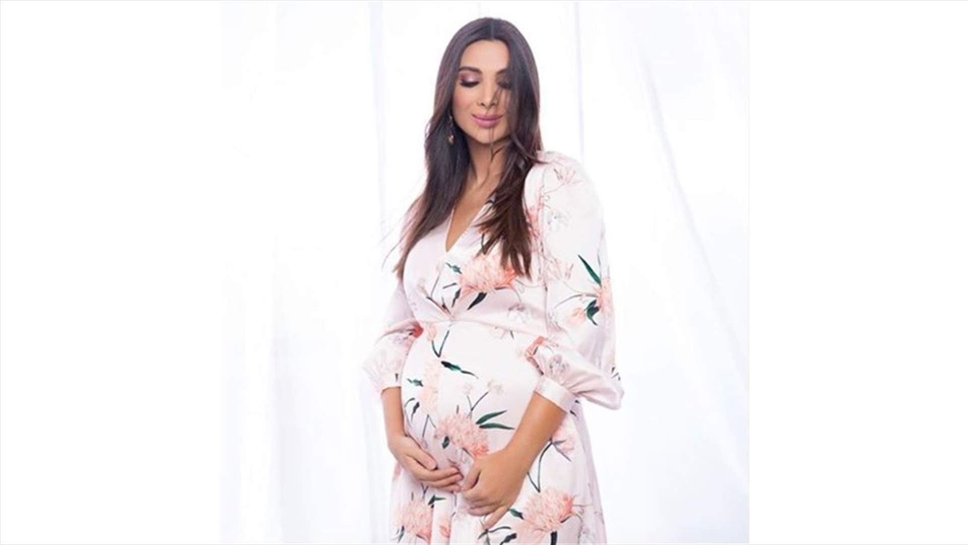 ألين وطفة تستعرض حملها بفستان أخضر... وتكشف عن جنس الجنين!