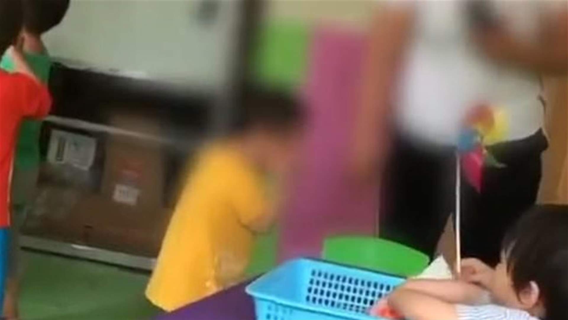 فيديو مسرّب يفضح قضية عنف... معلمة تعتدي بوحشية على طفل مصاب بالتوحّد
