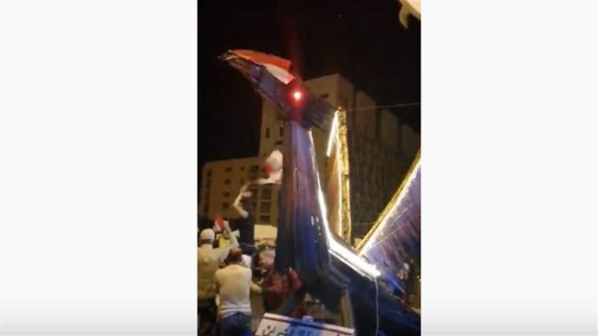 الانتهاء من بناء مجسم &quot;طائر الفينيق&quot; في ساحة الشهداء (فيديو)