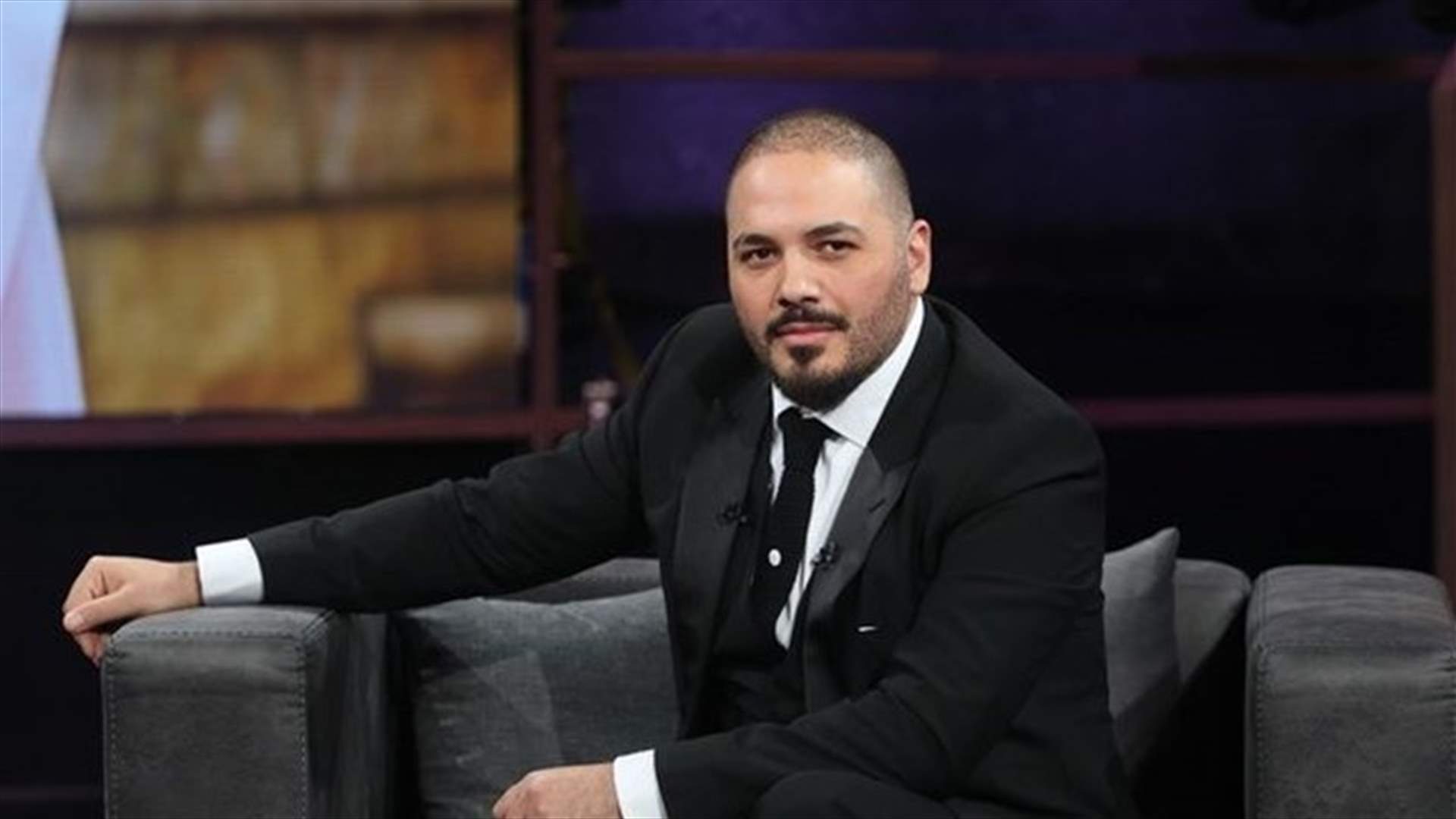 رامي عياش يُساعد امرأة وقعت أمامه بشكلٍ مفاجئ في مطار بيروت (خاص بالفيديو)