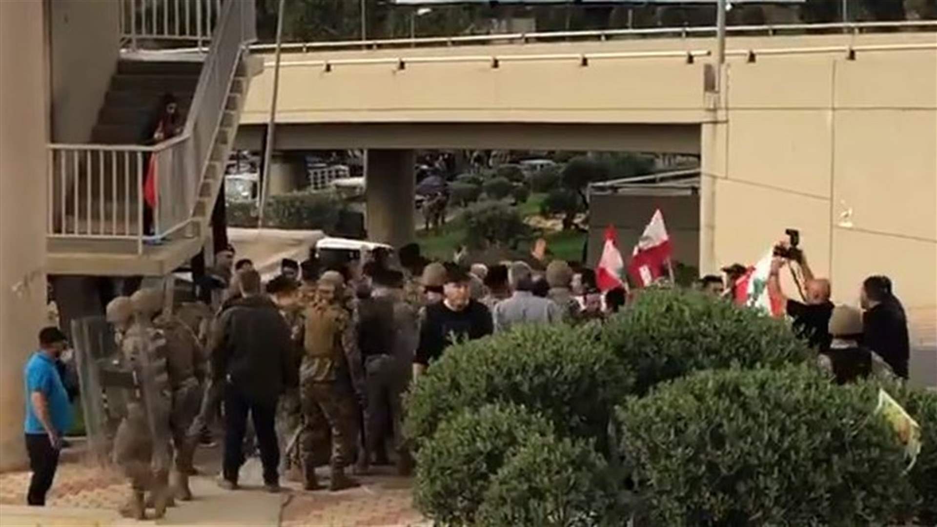 الجيش يفصل بين مناصري "التيار" ومتظاهرين على طريق القصر الجمهوري (فيديو)
