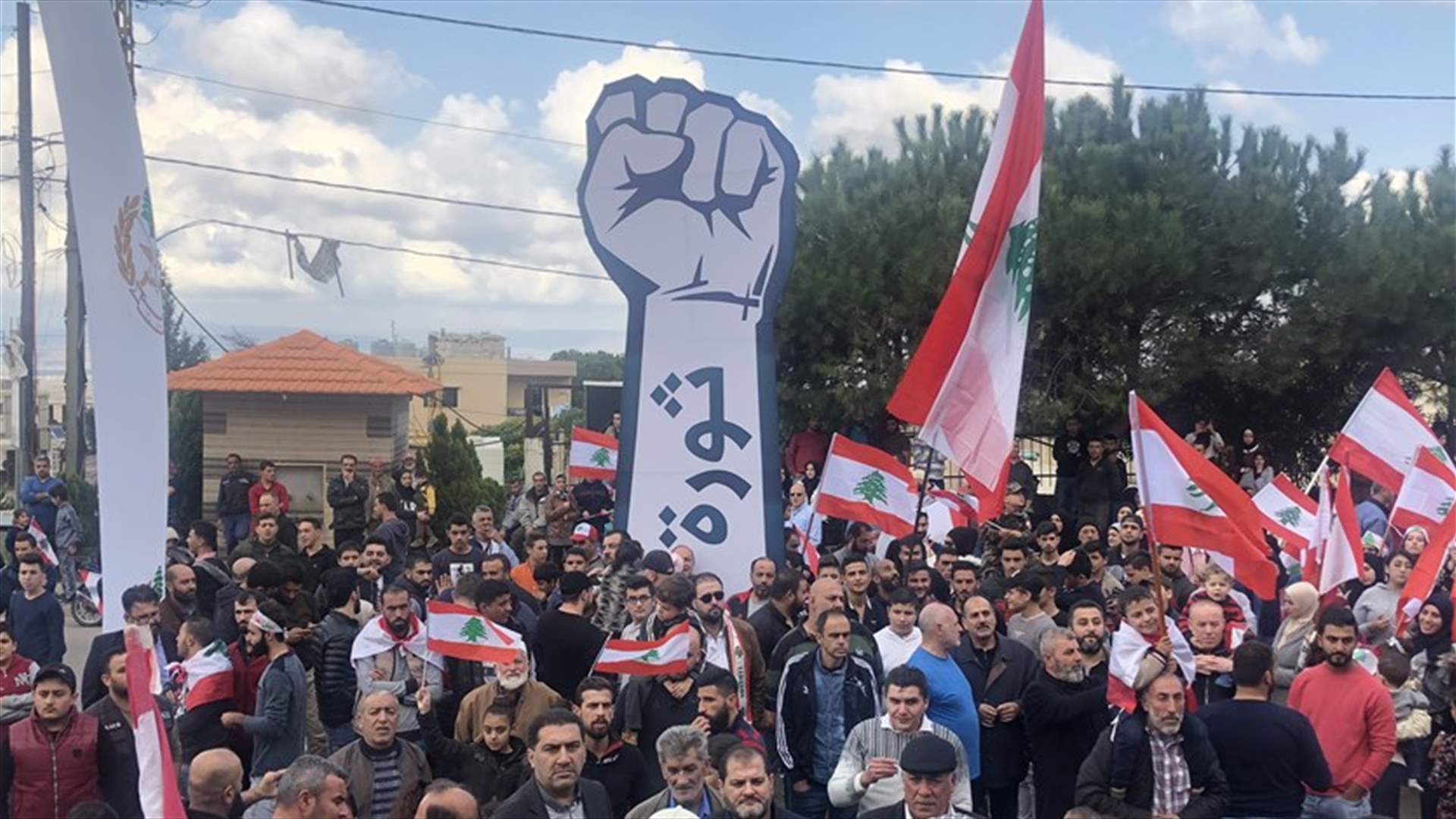 البيرة ترفع شعار &quot;قبضة الثورة&quot;