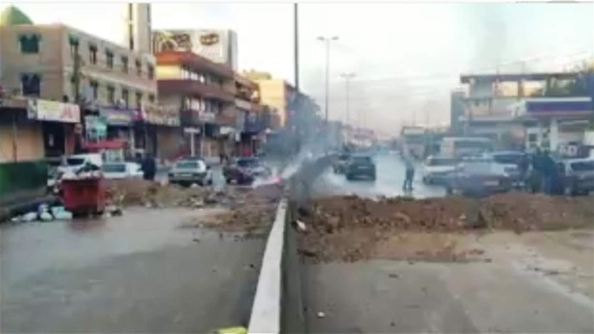 قطع الطريق عند مستديرة العبدة (صورة)