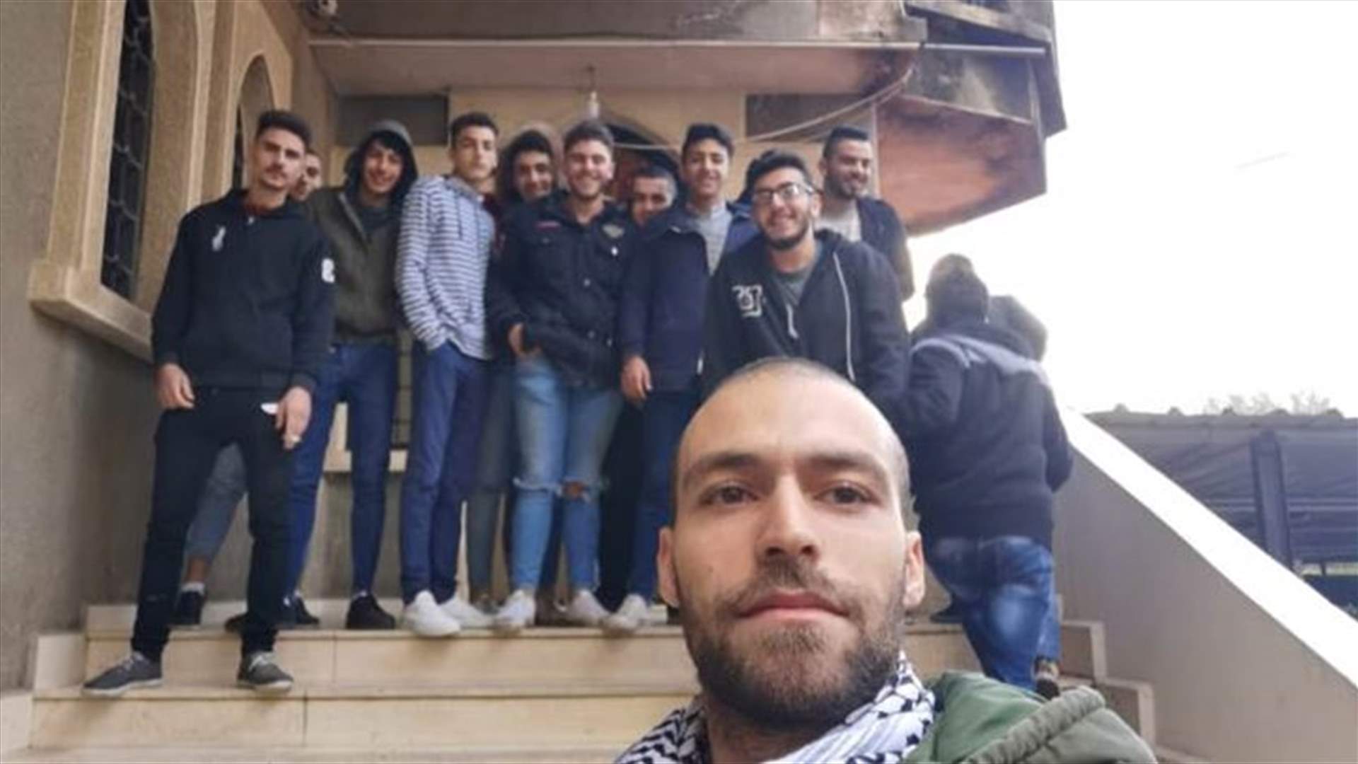 شبان اقفلوا دائرة مؤسسة كهرباء لبنان في مزبود