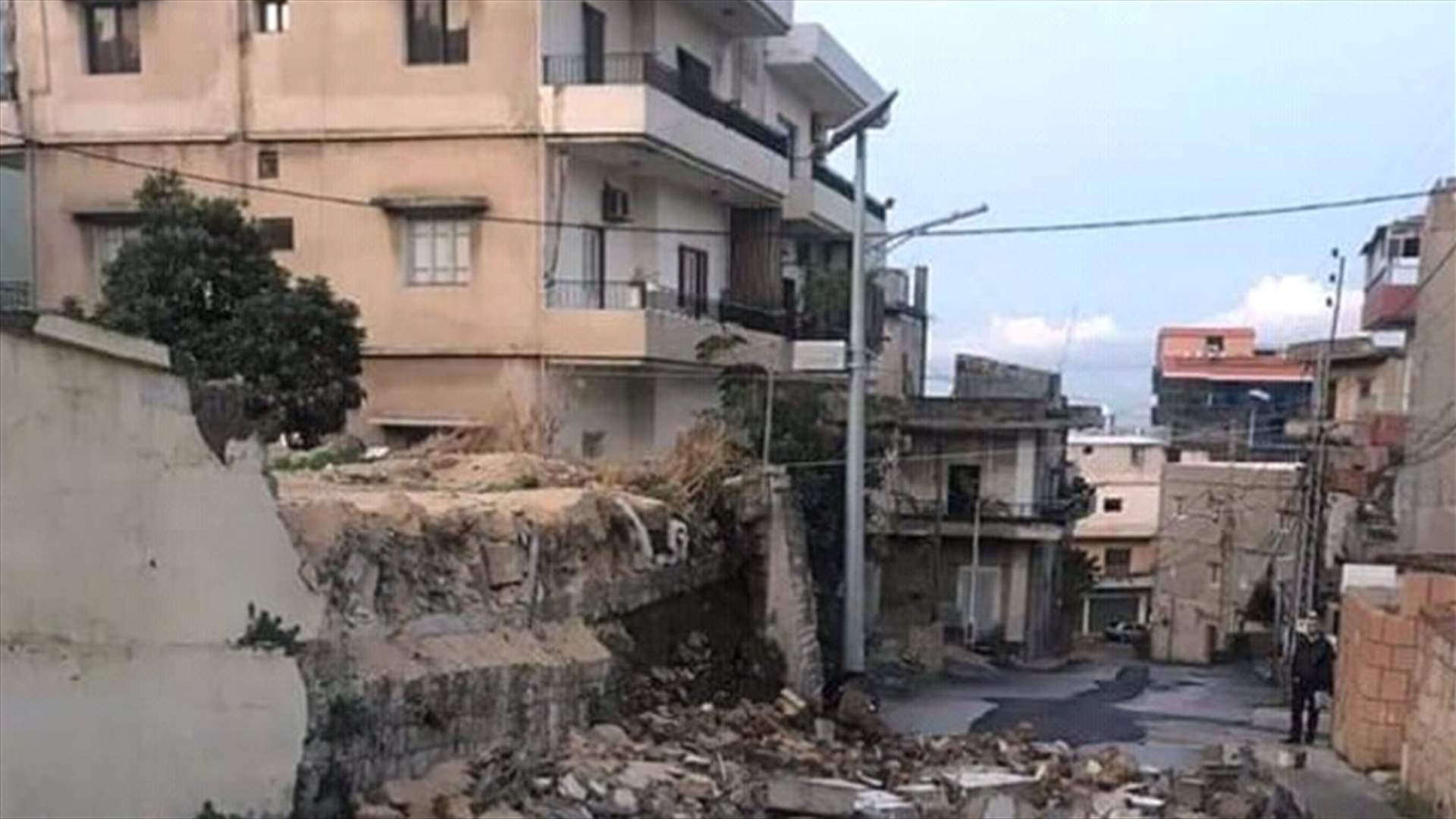 الامطار الغزيرة تسببت بانهيار حائط دعم في عكار (صورة)
