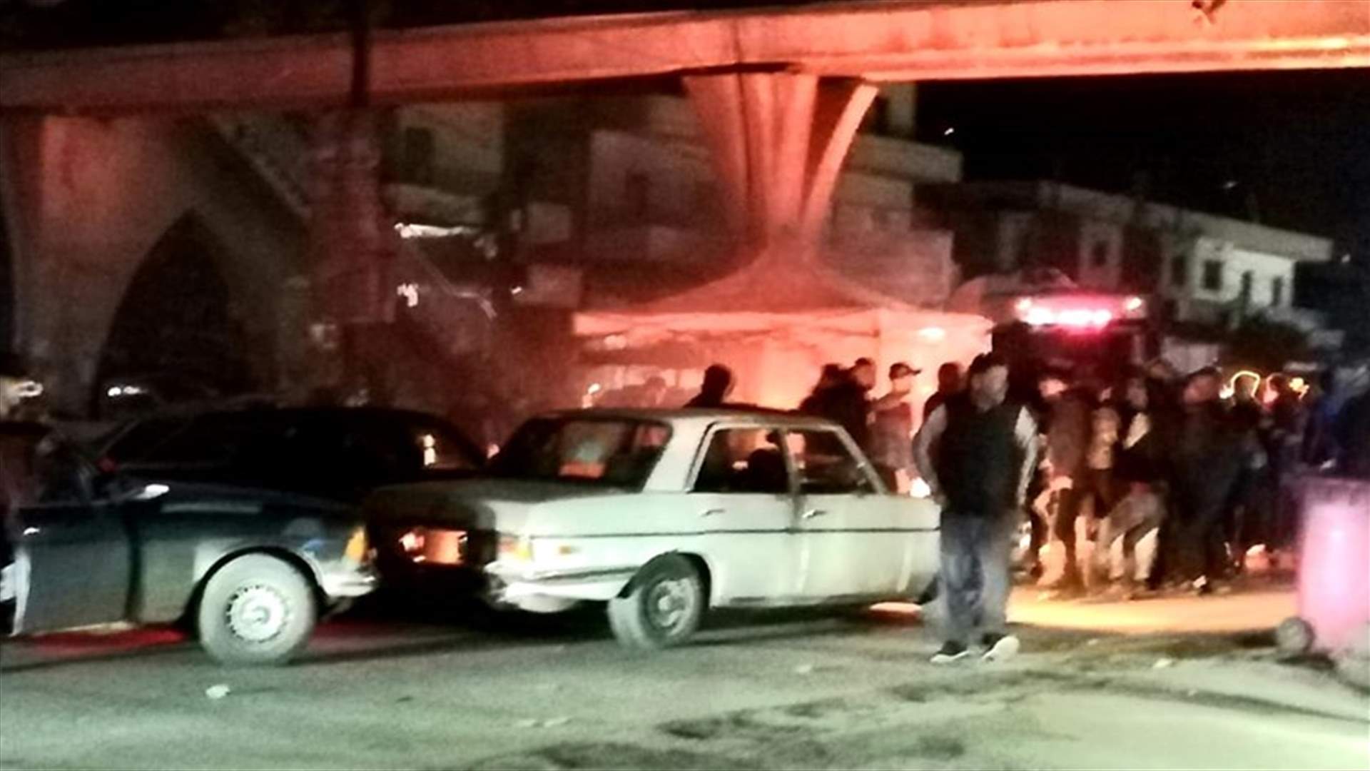 محتجون يقطعون طريق المنية - العبدة احتجاجًا على الاوضاع الاقتصادية الصعبة (صورة)