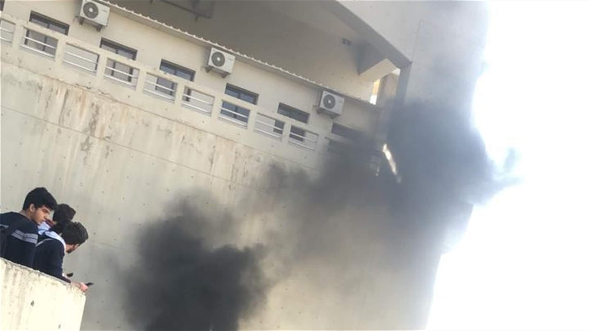 حريق بكلية العلوم في الجامعة اللبنانية الفنار (فيديوهات وصوَر)