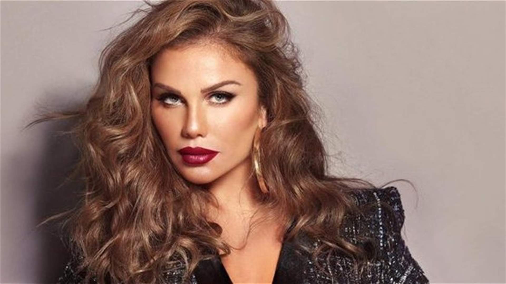 نيكول سابا تضع اللمسات الأخيرة على شجرة عيد الميلاد: &quot;معاً نحن أقوى&quot; (صورة)
