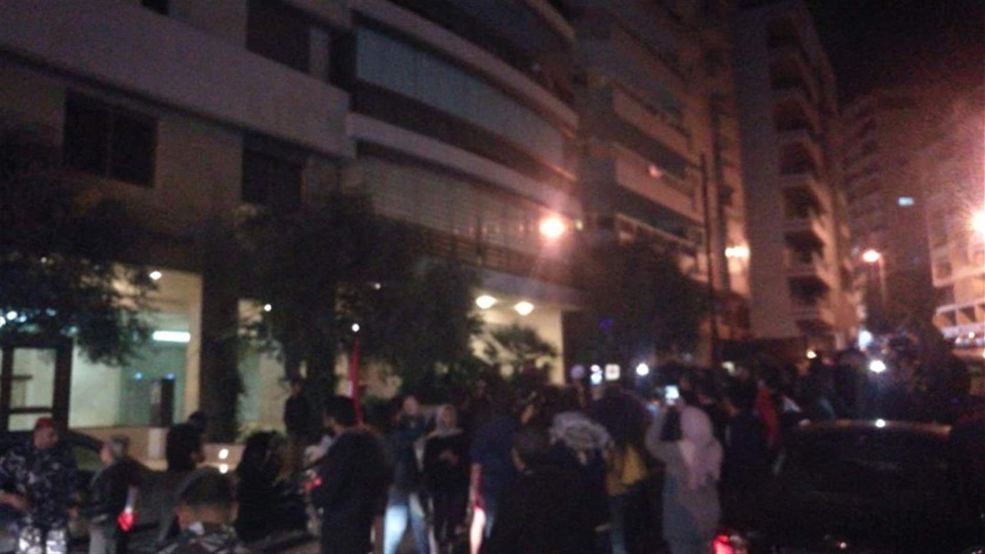 محتجون أمام منزل سمير الخطيب في المنارة رفضًا لتكليفه (فيديوهات)