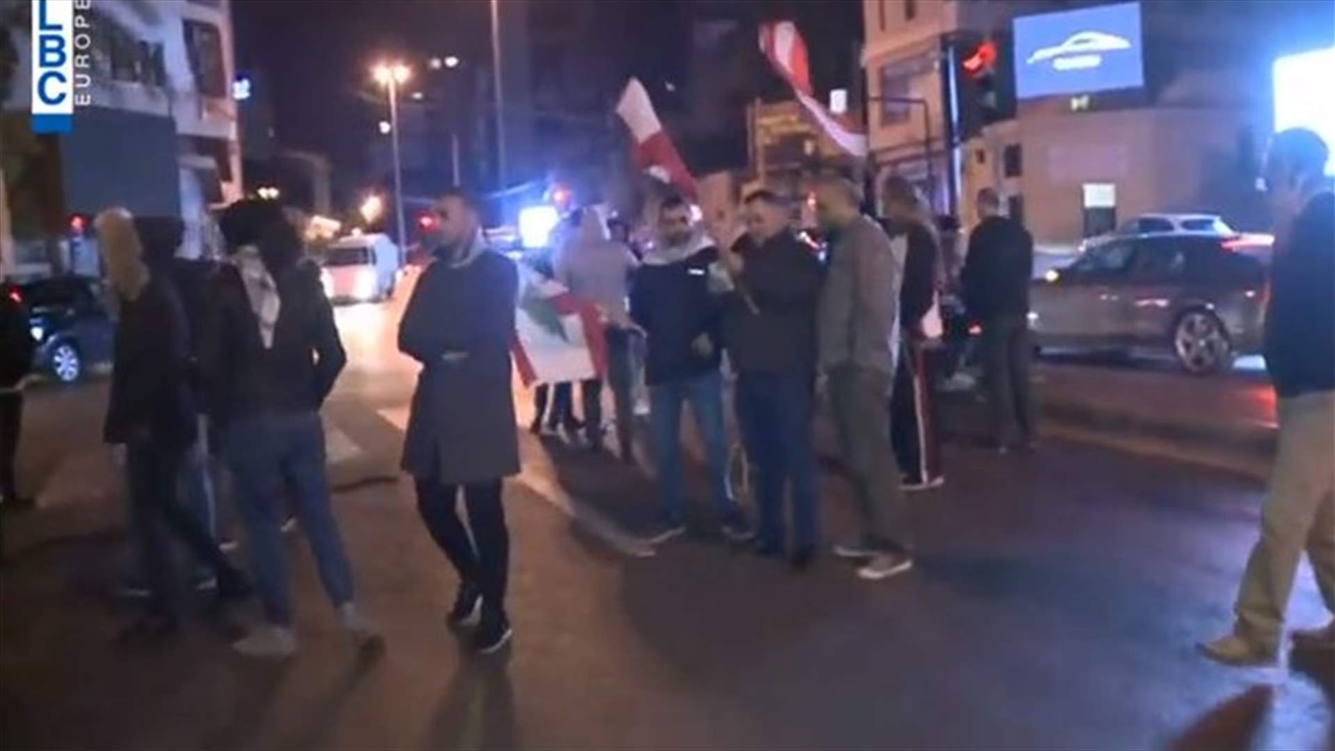 محتجون قطعوا الطريق عند جسر الرينغ رفضًا لتشكيل حكومة تكنوسياسية (فيديو)