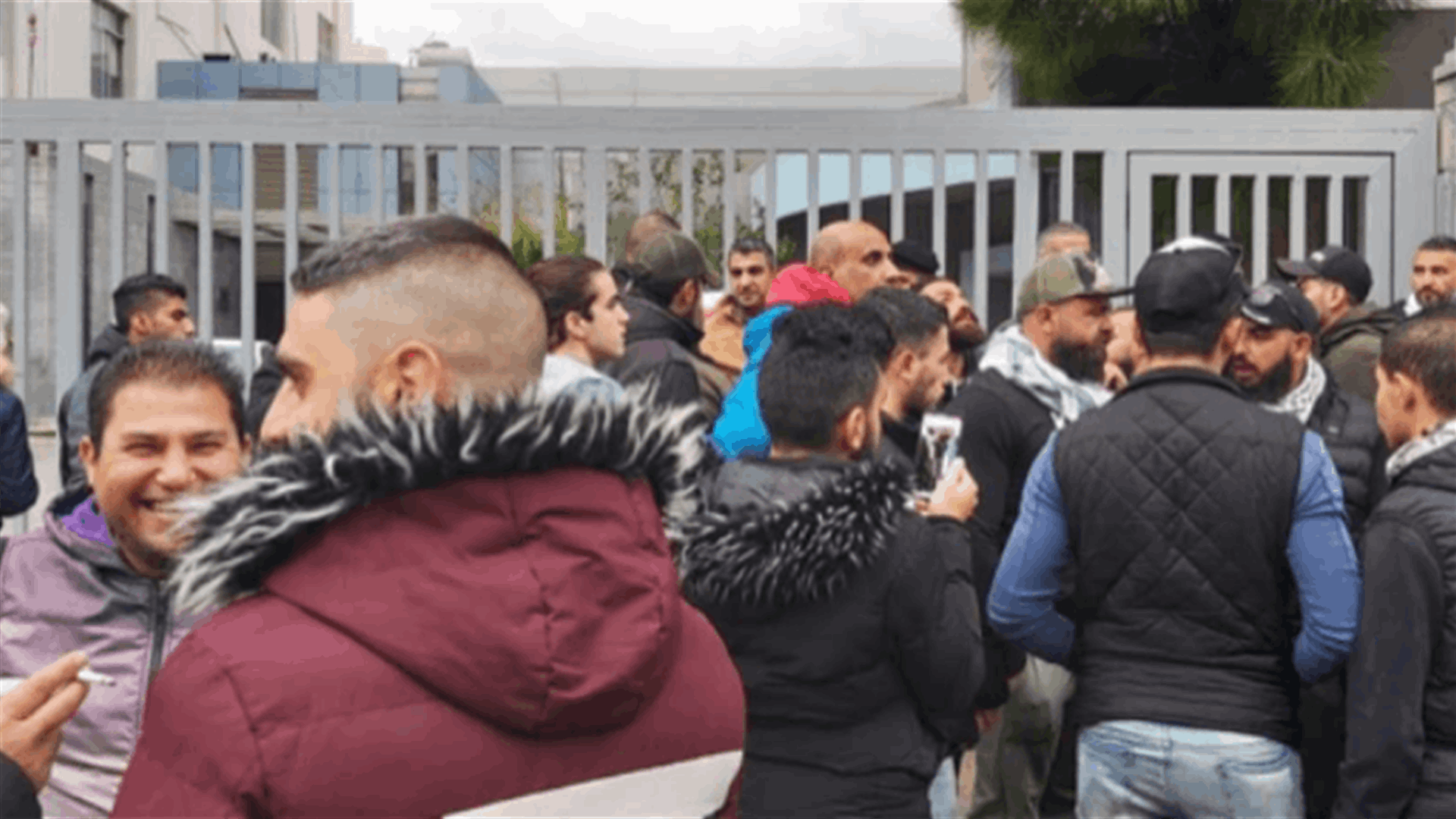 محتجون اعتصموا امام مرفأ طرابلس ومنعوا السيارات والشاحنات من الدخول