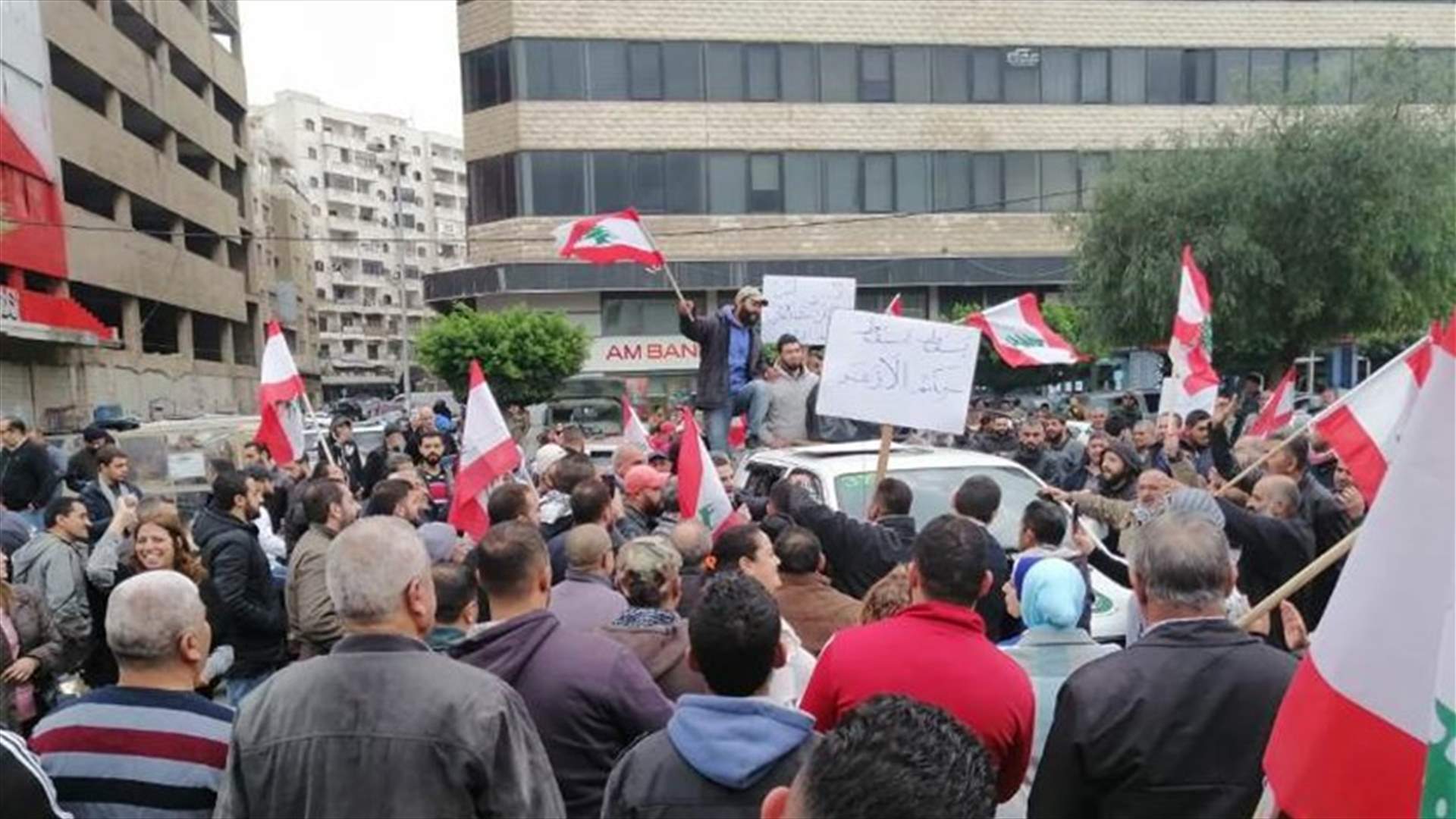 محتجون تجمعوا أمام سراي طرابلس رفضا لانتخاب علم الدين رئيسا لاتحاد بلديات الفيحاء