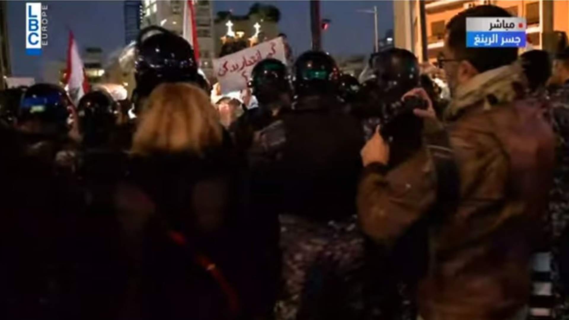 المتظاهرون قطعوا الطريق عند جسر الرينغ رفضًا لما حصل أمس (فيديو)