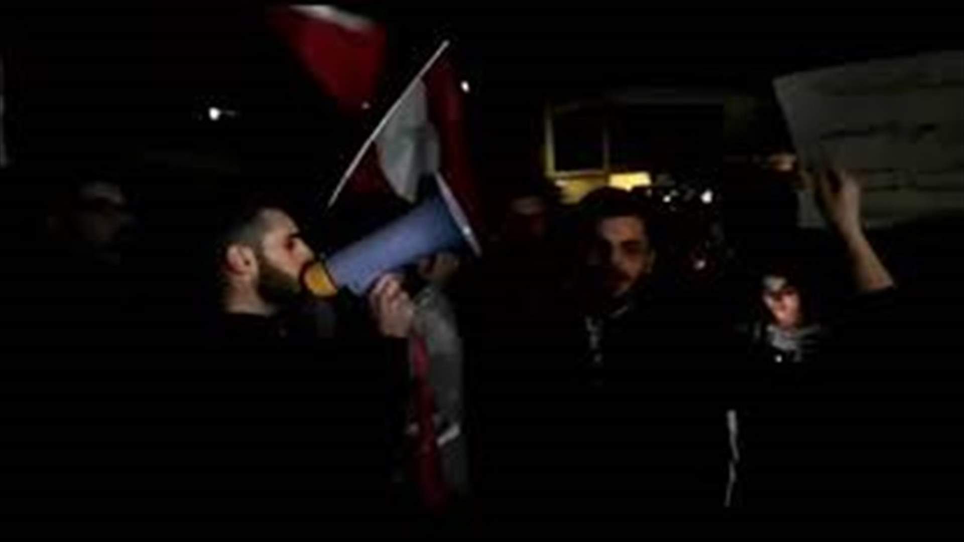 تجمع أمام منزل النائب أسعد حردان في راشيا الفخار (فيديو)