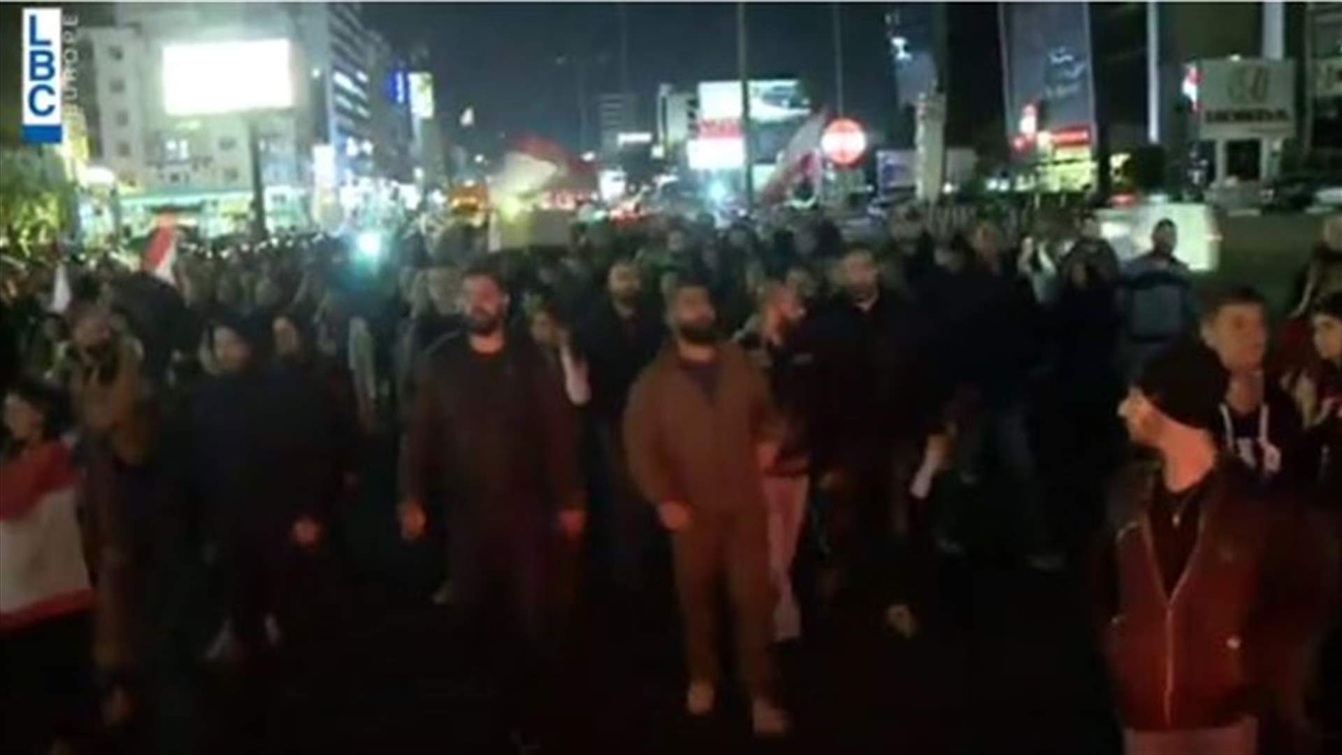 المتظاهرون توجهوا نحو الزلقا سيرا على الاقدام على اوتوستراد جل الديب (فيديو)