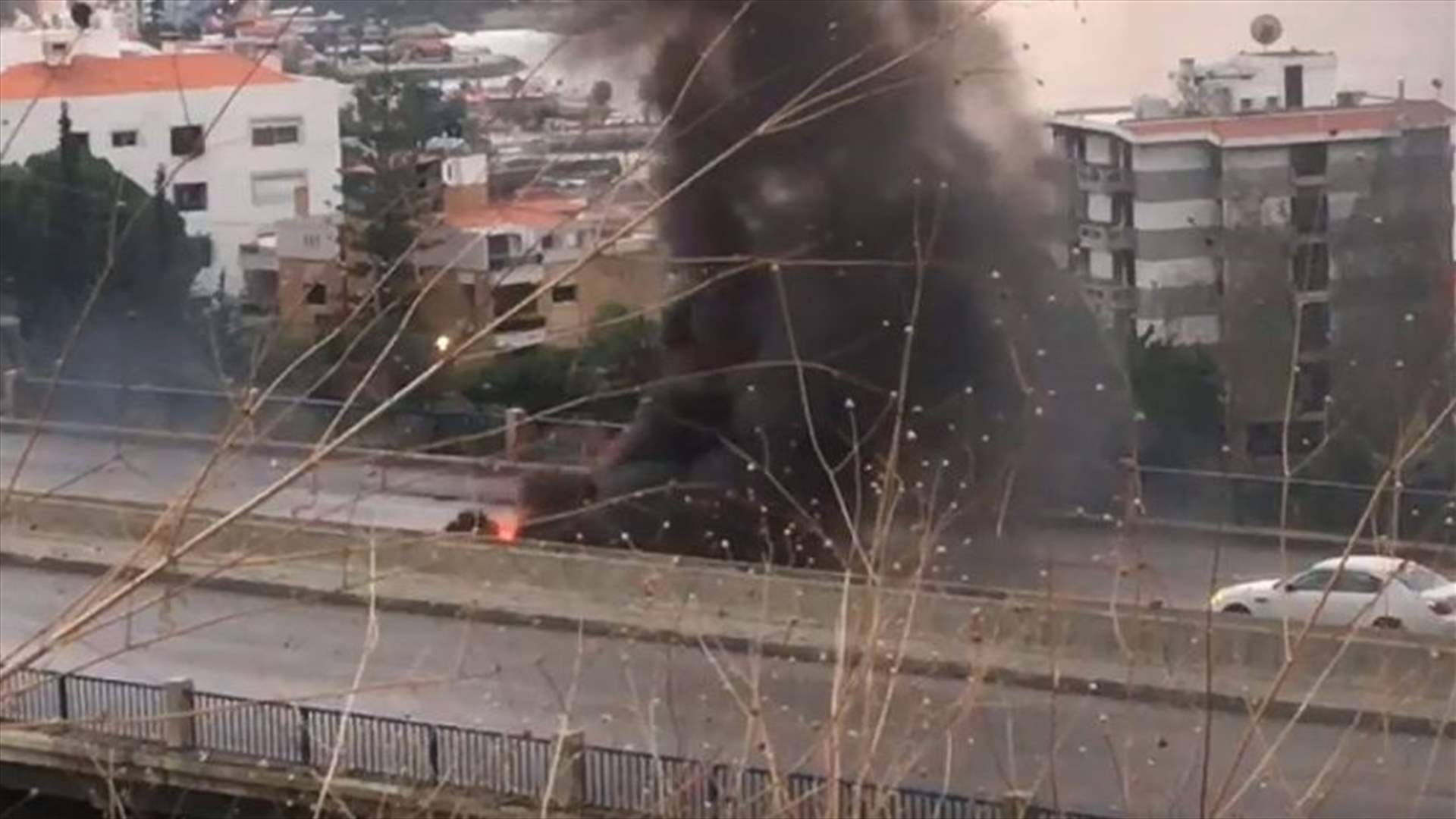 إحراق اطارات على أوتوستراد الكازينو (فيديو)