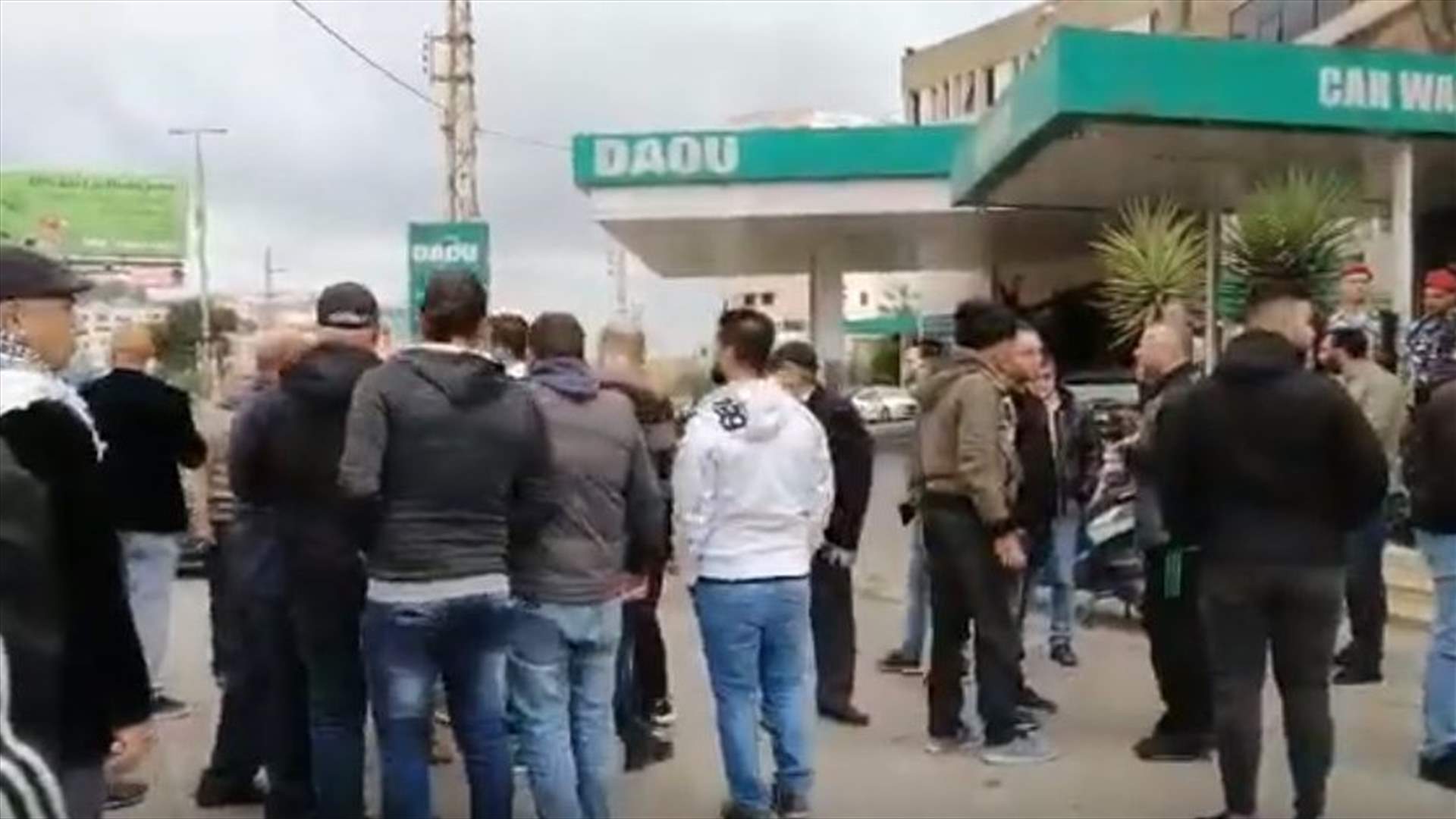 اشكال بين أصحاب مكاتب السوق والمتظاهرين أمام مركز النافعة في النبطية (فيديو)