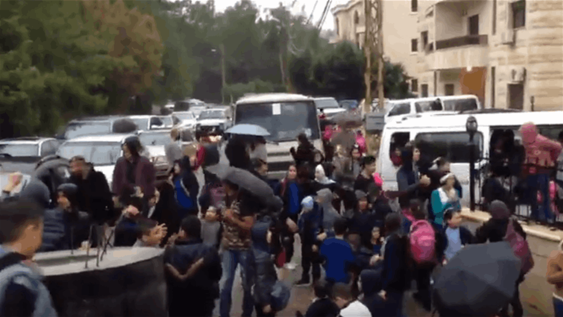 الطلاب يعتصمون امام مدرسة الشويفات العمروسية الرسمية (فيديو)
