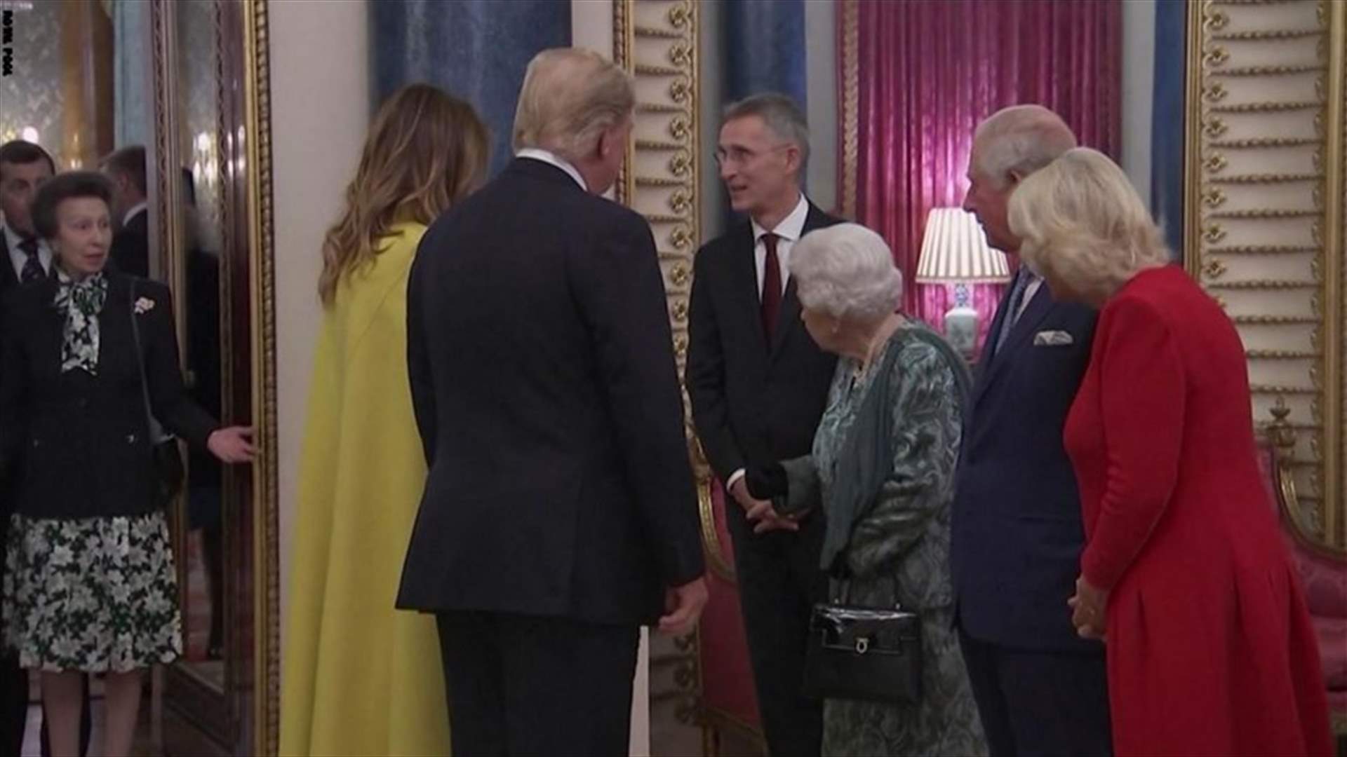 الأميرة آن تضع والدتها الملكة اليزابيث بموقف حرج أمام دونالد ترامب (فيديو)