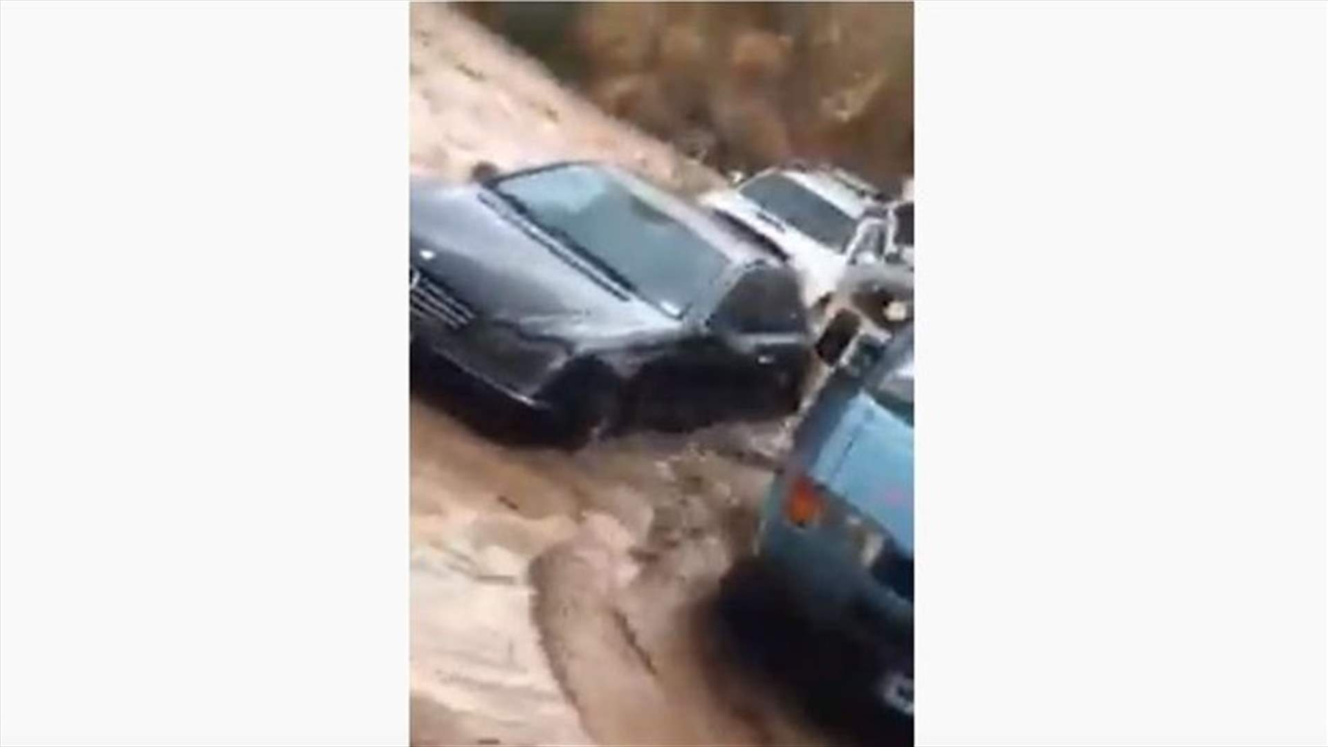 Floods sweep away vehicles; drown streets in Khaldeh (Videos)
