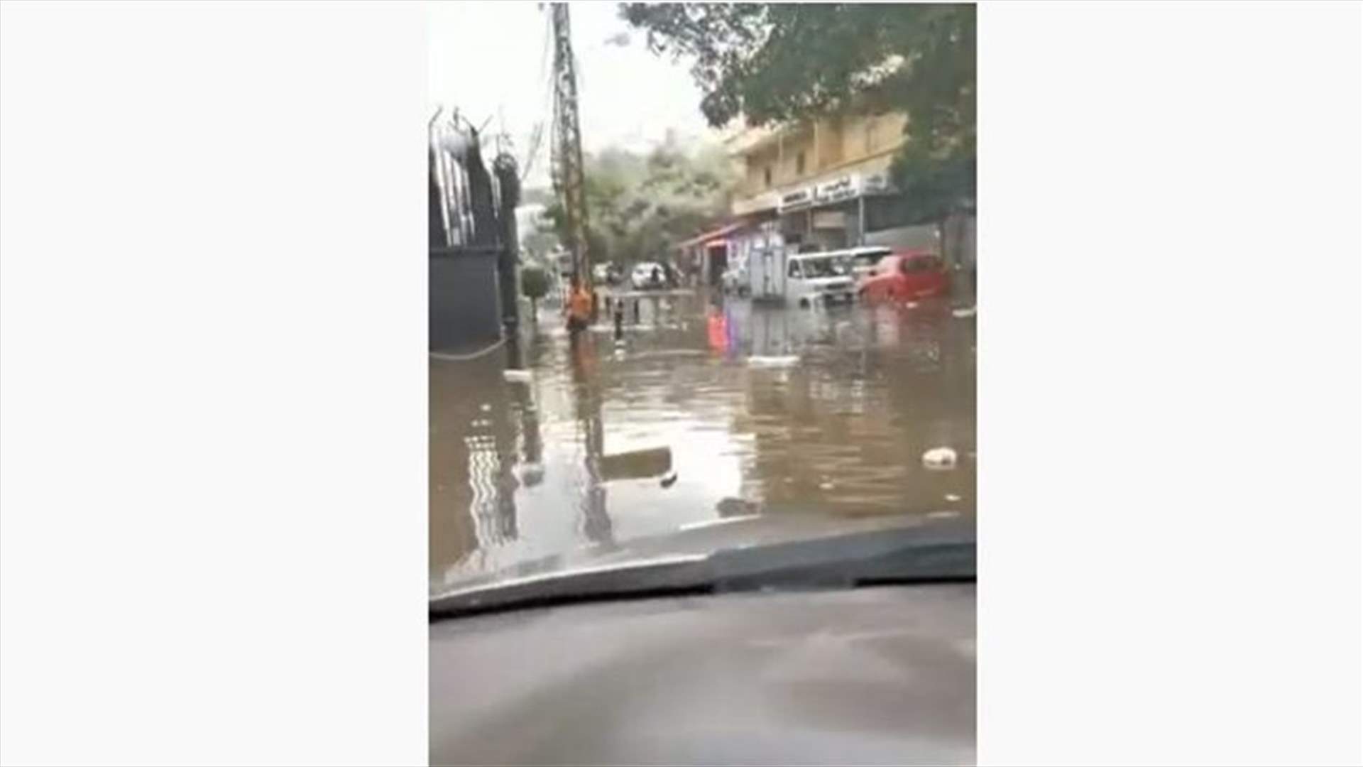 Bchamoun square drowns as floods hit the city (Video)