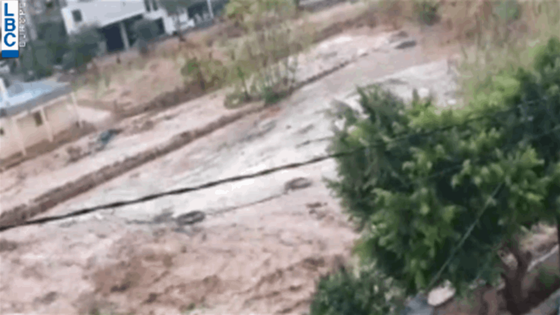سيول على الطريق البحرية في خلدة وزحمة سير كثيفة على الاوتوستراد (فيديو)