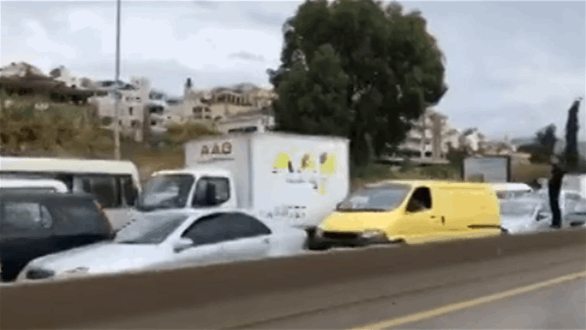 المواطنون احتُجزوا في سياراتهم على طريق الناعمة - الدامور (فيديو)