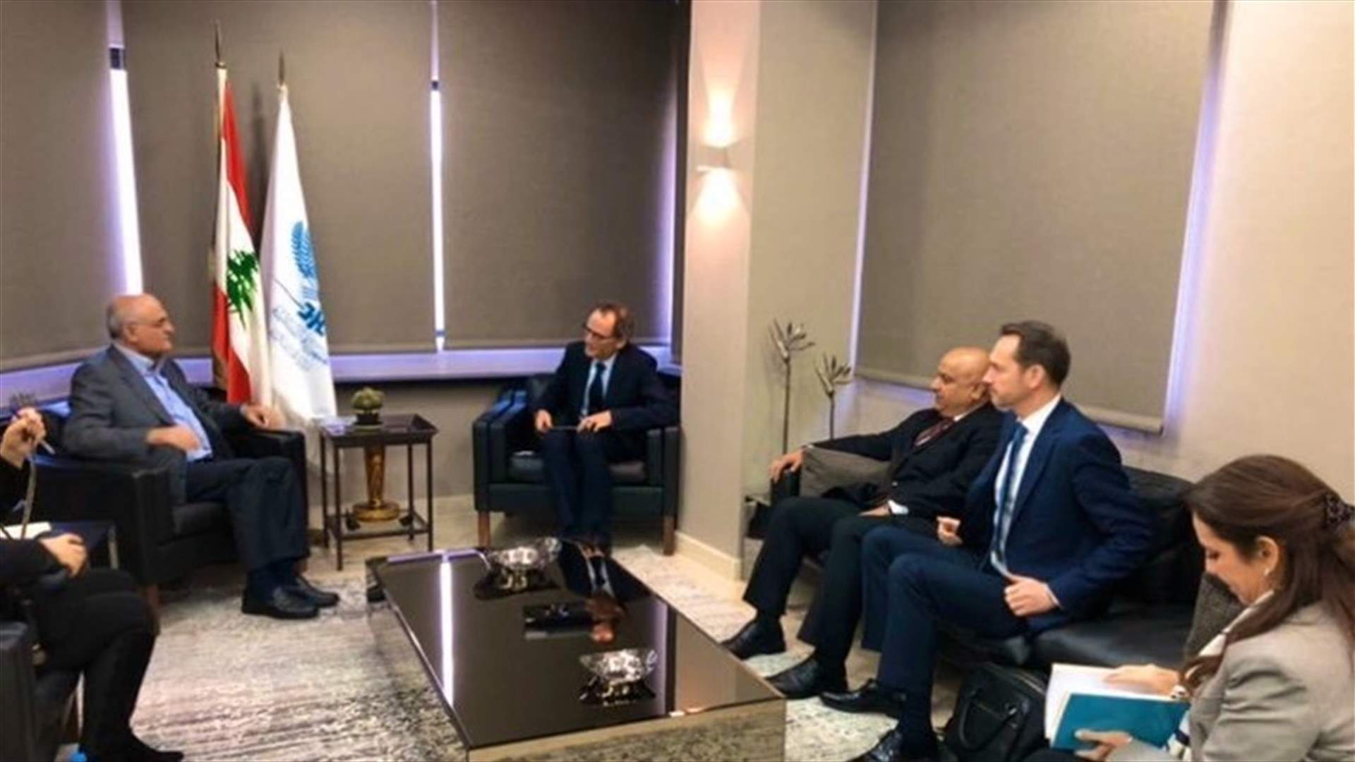 Finance minister meets with delegation from World Bank