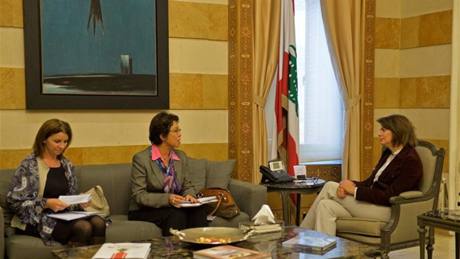 الحسن عرضت مع وفد من اليونيسف مشروع حماية الاطفال