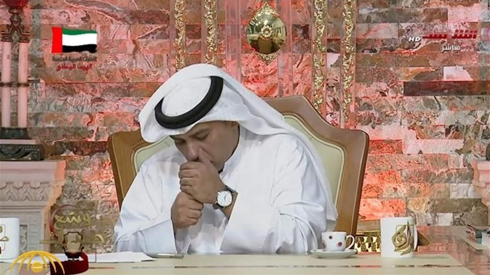 إعلامي كويتي لم يتمالك غضبه من خسارة منتخب بلاده... فدخّن على الهواء (صورة)