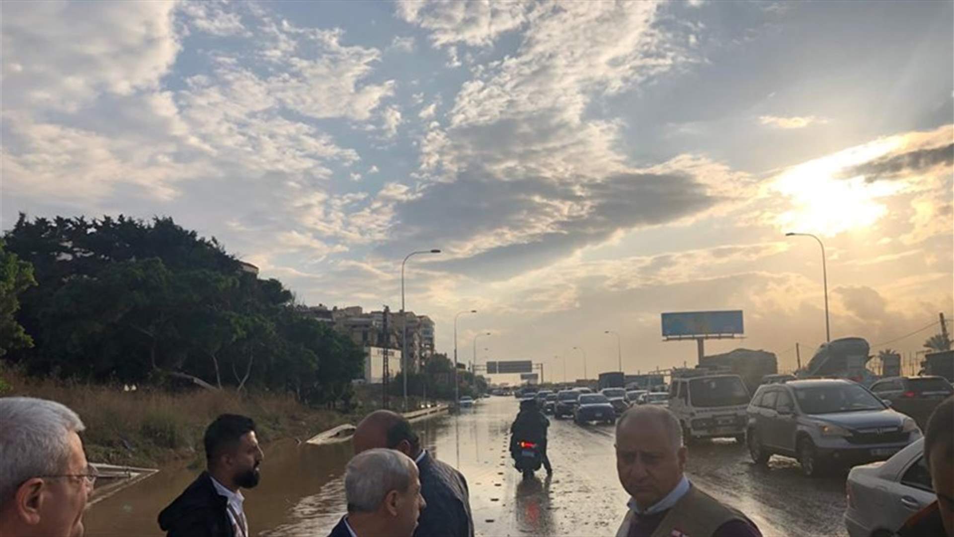 اللواء خير أشرف على عمليات سحب مياه الأمطار من موقع تجمعها في الدامور والناعمة