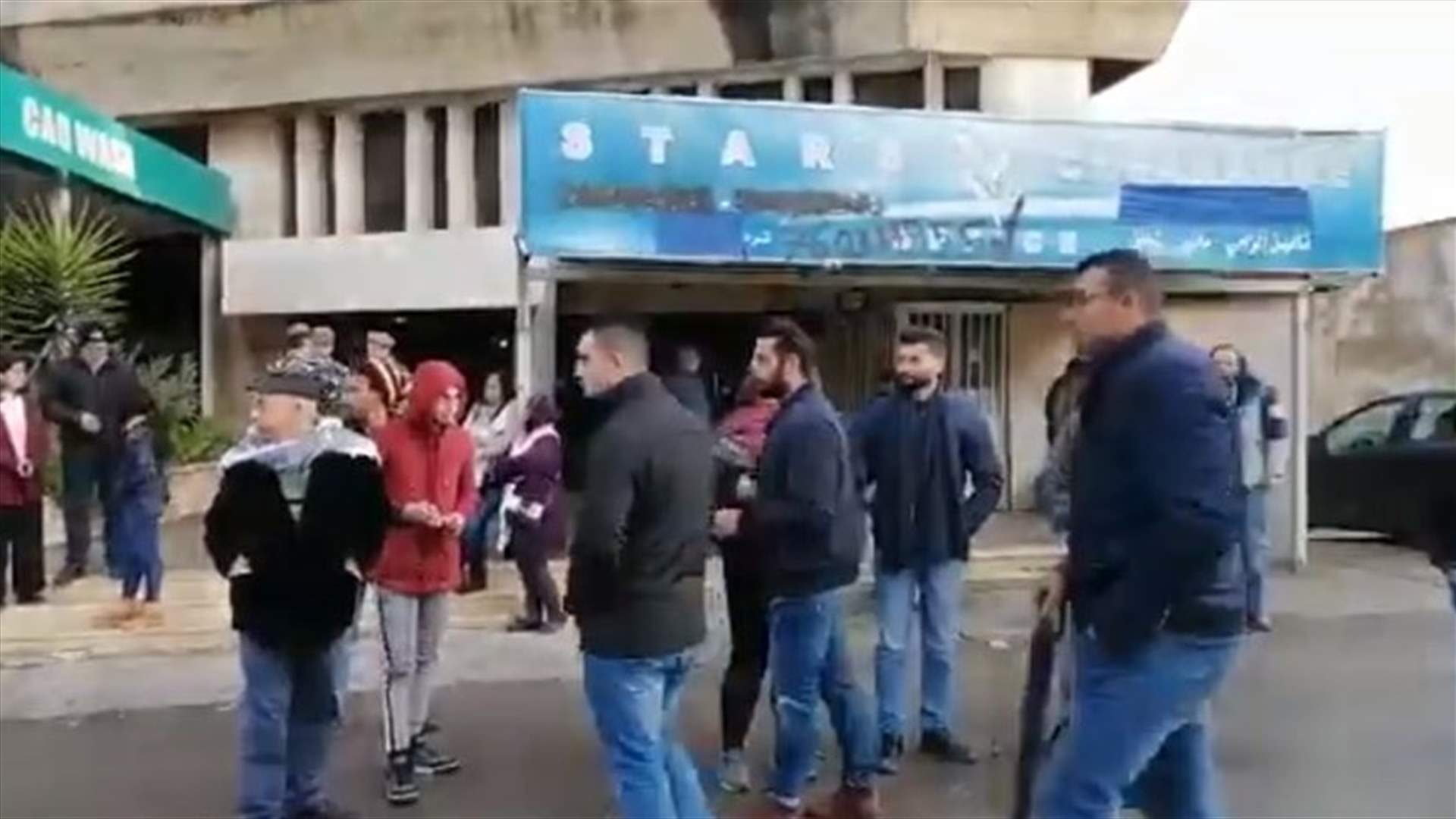 لليوم الثاني على التوالي... محتجون يعتصمون أمام "النافعة" في النبطية (فيديو)