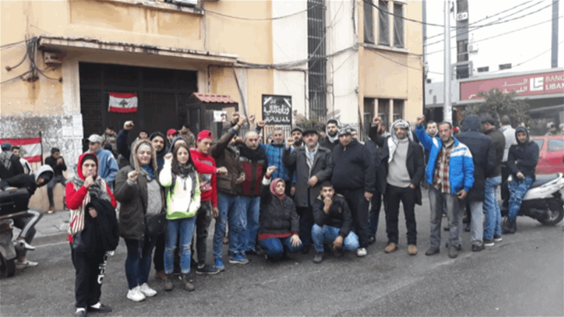 محتجون في طرابلس منعوا الموظفين من دخول دائرة المالية وشركة كهرباء قاديشا والسنترال (صورة)