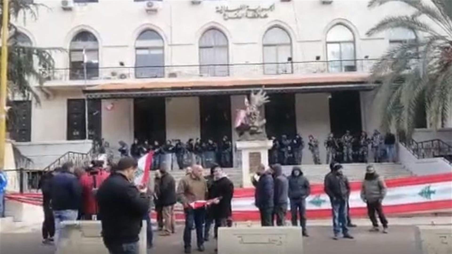 Protesters close Zahle Serail entrance with large Lebanese flag-[VIDEO]