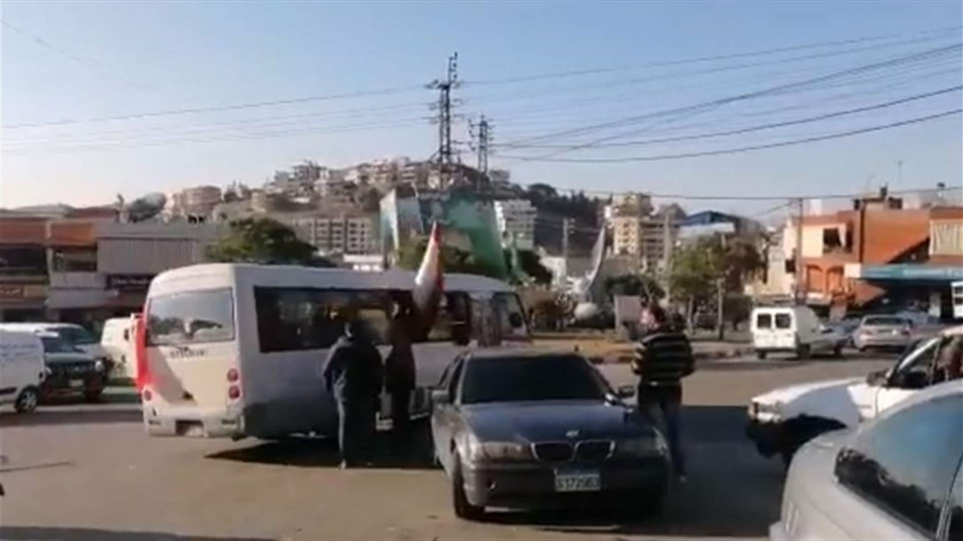 انطلاق قافلة الثورة من دوار كفررمان باتجاه طرابلس... ماذا قال الثوار للـLBCI؟ (فيديو)