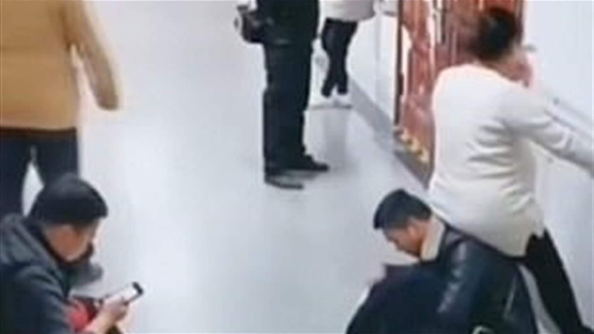 زوج يخطف القلوب بحبّه الكبير... حنى ظهره كي تستريح زوجته الحامل (فيديو)