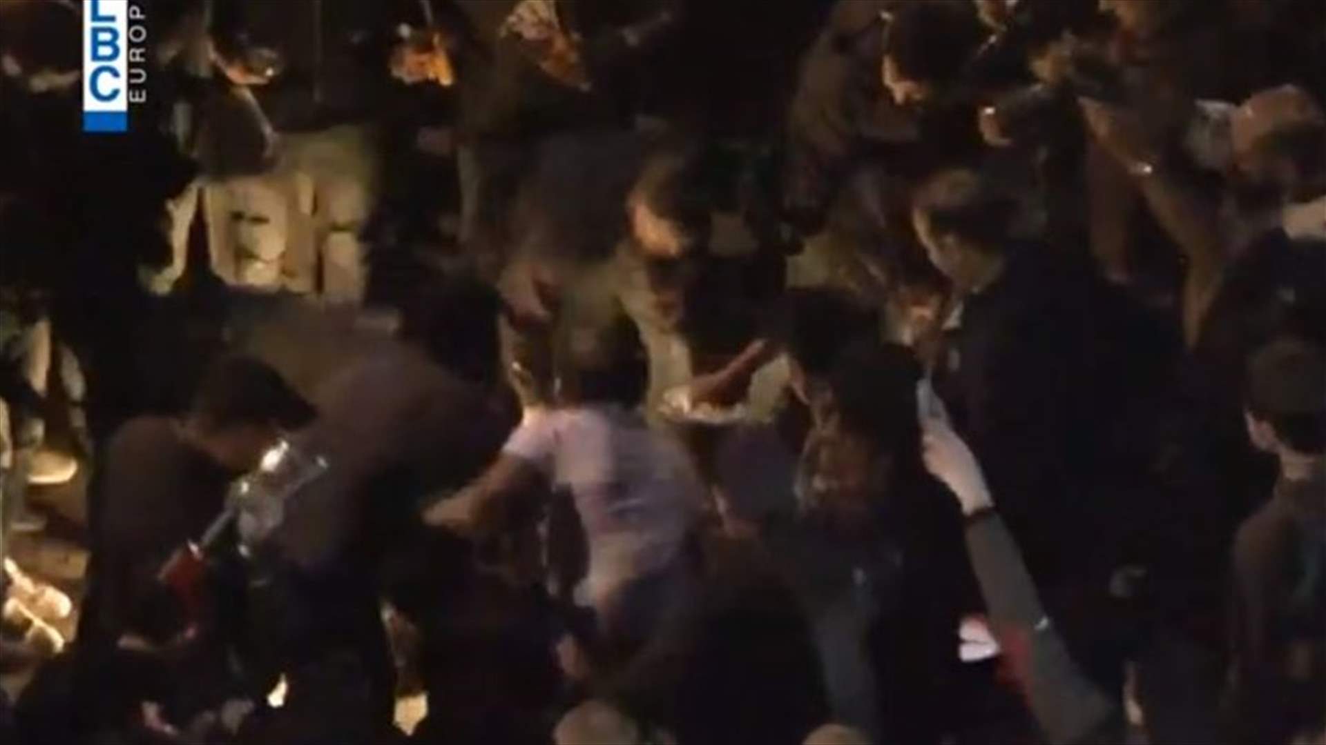 متظاهر يحرق نفسه في ساحة رياض الصلح (فيديو)