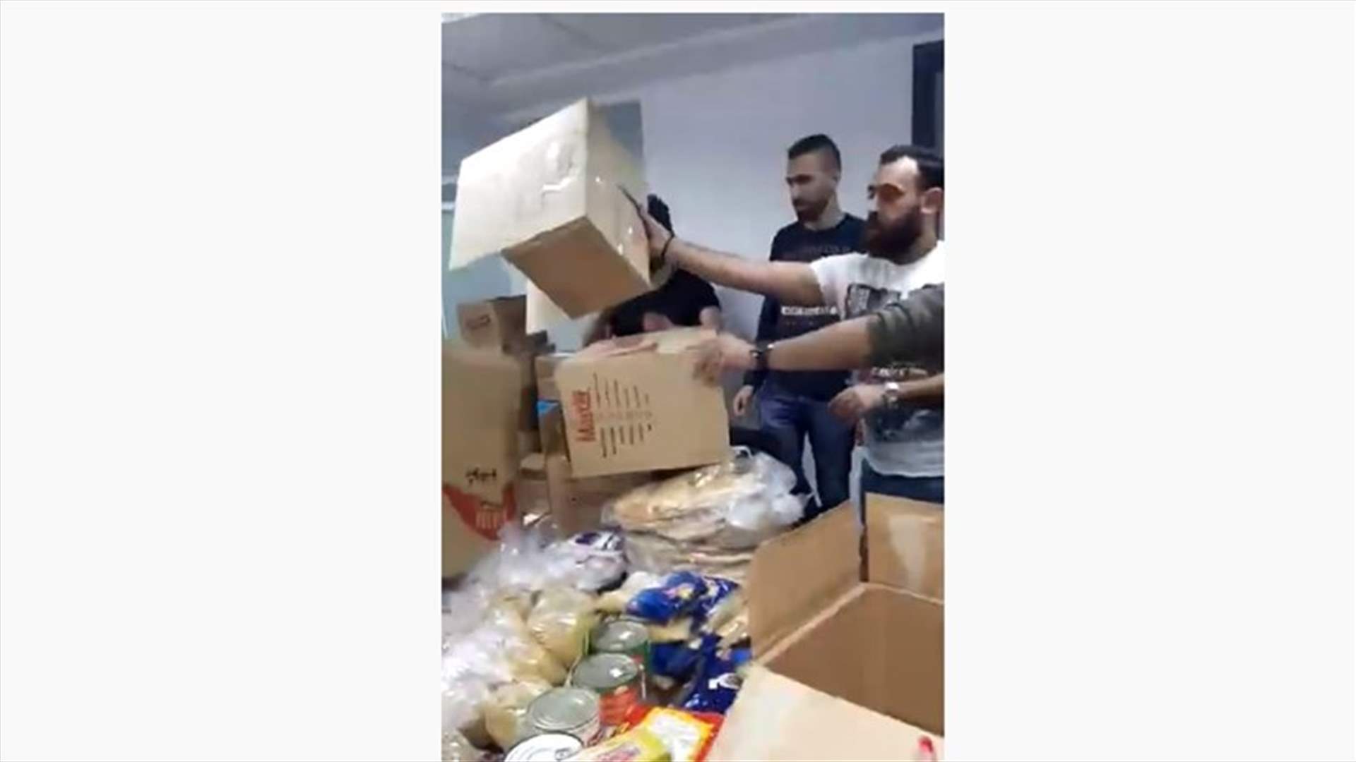 "ثوار" جل الديب يجمعون المساعدات لتوزيعها على العائلات المحتاجة (صور)