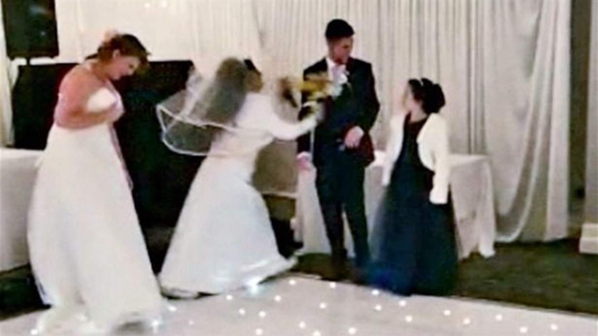 عروس عاشت أسوأ لحظات حياتها... سيّدة اقتحمت حفل زفافها بالفستان الأبيض (فيديو)