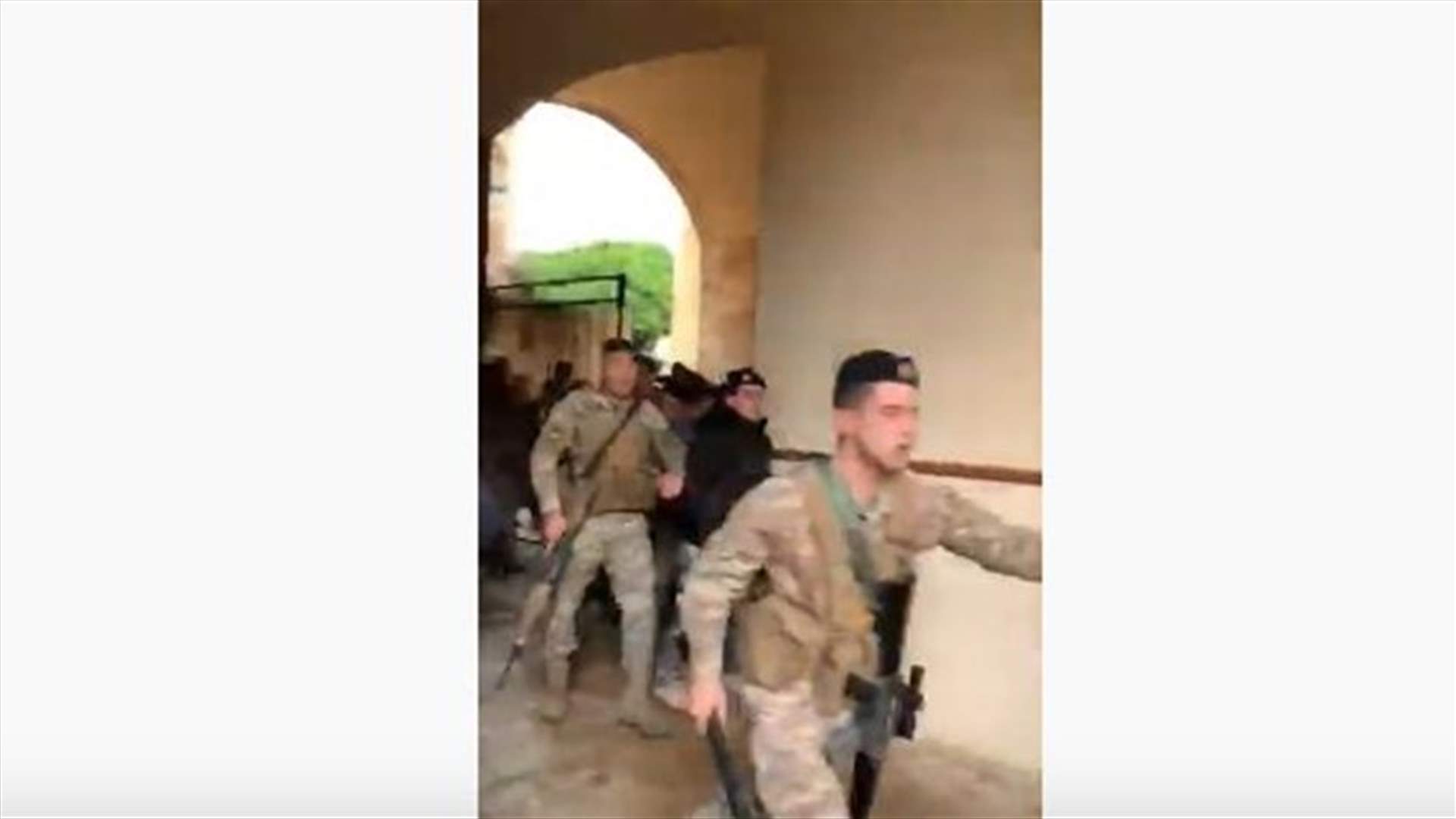 اشكال بين القوى الامنية وناشطين امام كاتدرائية القديس جاورجيوس في وسط بيروت (فيديو)