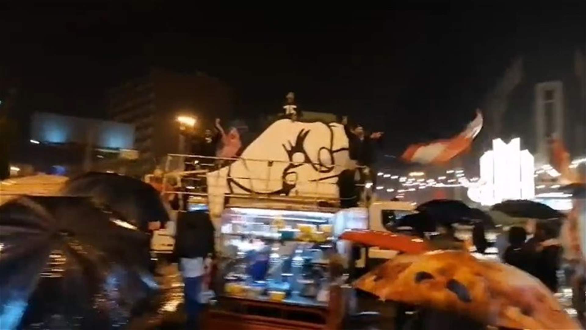 مجسم "قبضة الثورة" وصل الى ساحة النور.. (فيديو)