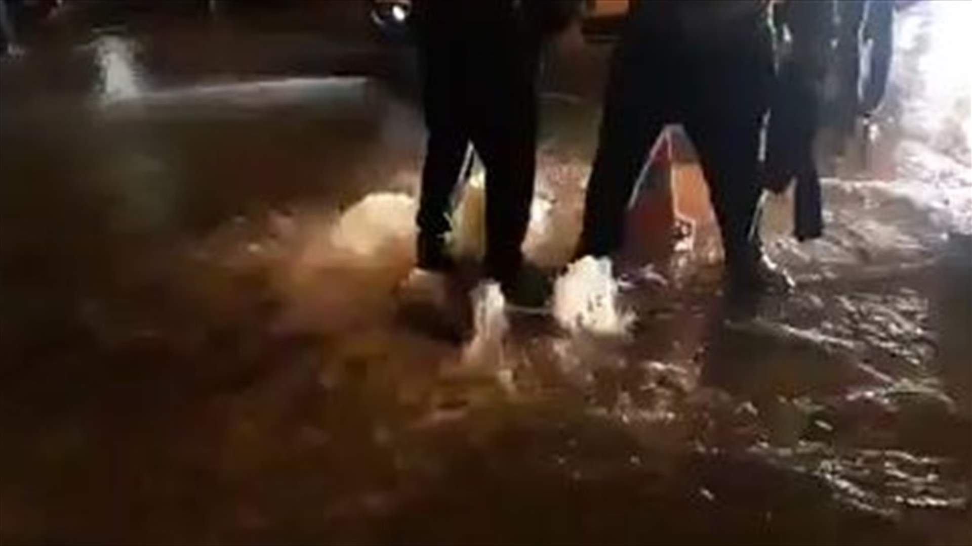 ساحة الاعتصام في وسط بيروت تغرق بالمياه... (فيديو)