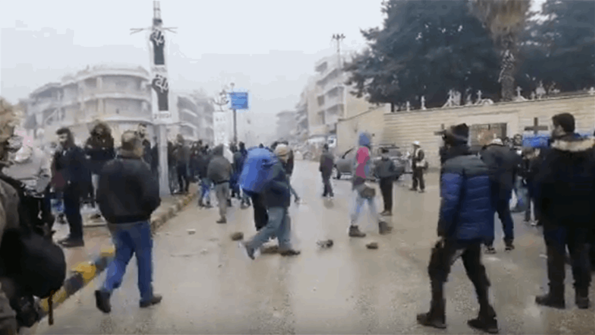 إعادة فتح طريق تعلبايا (فيديو)
